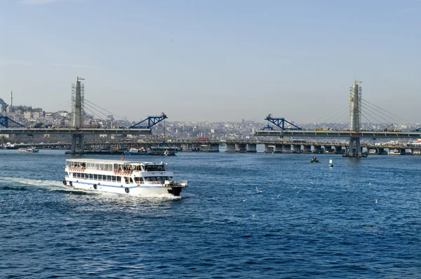 Cruise az Eminönü-kikötő közelében Isztambulban, Török Yeni Cami kompok — Stock Fotó