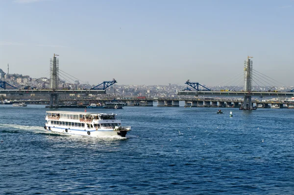 Eminönü liman yakınında yeni cami İstanbul, turk feribot gezisi — Stok fotoğraf