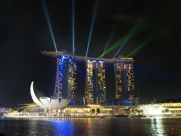 SINGAPORE - AUG 23: Laser show at the Marina Bay waterfront Augu — Stock Photo, Image