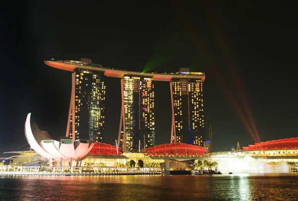 CINGAPURA - AGO 23: Show a laser na orla marítima de Marina Bay Augu — Fotografia de Stock