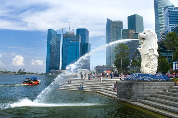 Merlion çeşme ve Singapur manzarası