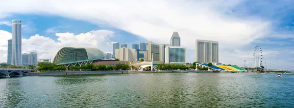 Panorama Singapur manzarası ve nehir boyunca gündüz