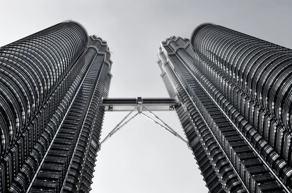 Kuala lumpur-august-19: blick auf die petronas twin towers am august — Stockfoto