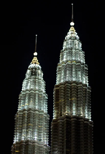 Nachtansicht der Petronas Zwillingstürme — Stockfoto