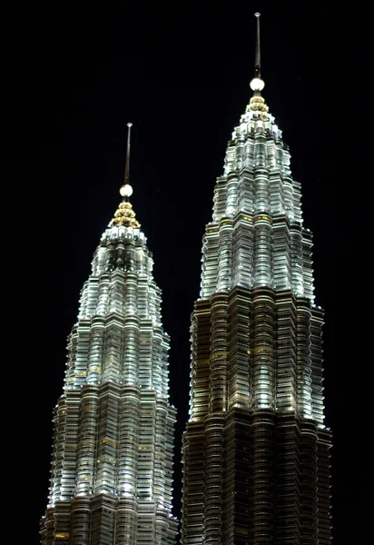 Nacht uitzicht op de petronas twin towers — Stockfoto