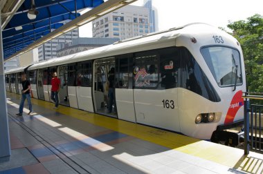 bir tren istasyonunda treni geliyor. kuala lumpur