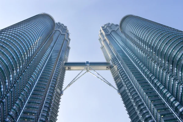 Kuala Lumpur-Ağustos-19: Petronas İkiz Kuleler görünümünü Augu üzerinde — Stok fotoğraf