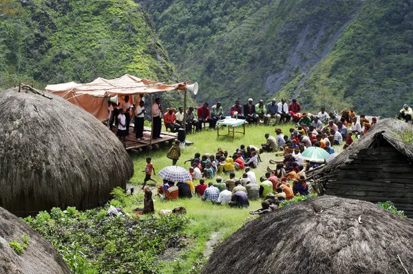 Hıristiyan Papua köyde vaaz