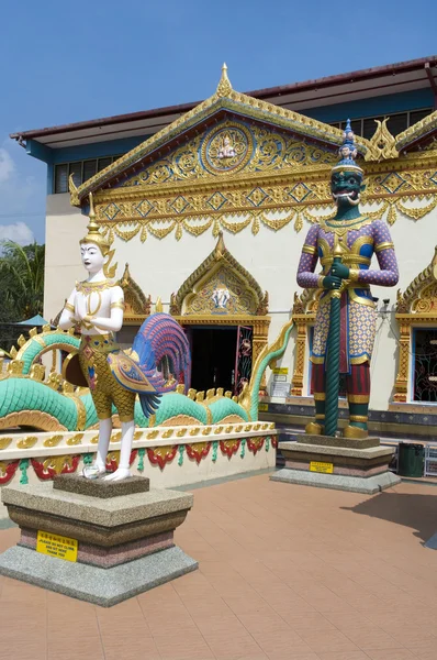 Escultura en el templo tailandés Wat Chayamangkalaram en la isla Pena — Foto de Stock