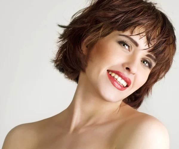 güzel bir genç kadın kahverengi kısa tüyleri ile