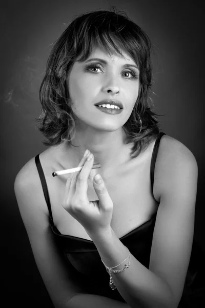 Femme fumant une cigarette — Photo