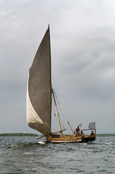 Lamu 케냐의 오래 된 전통적인 보트 항해 — 스톡 사진