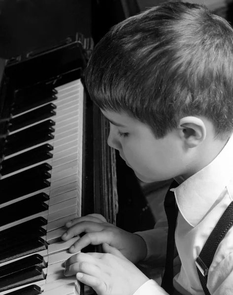 Petit garçon jouant du piano — Photo