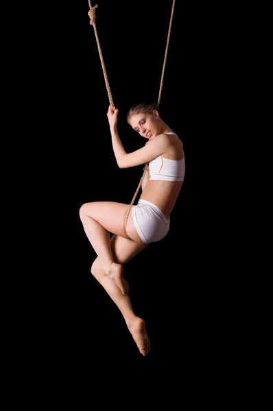 Jeune femme gymnaste sur corde — Photo