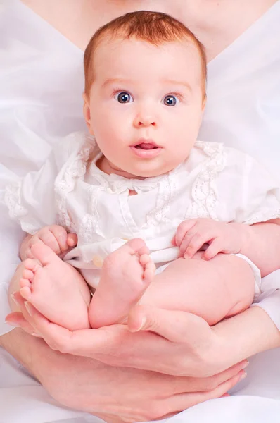 Bebé en manos de madre — Foto de Stock