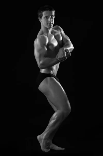 Junger attraktiver Mann Bodybuilder mit Entlastungsmuskeln — Stockfoto