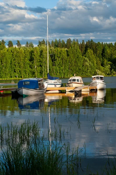 Boten op het meer in Rovaniemi, finland Rechtenvrije Stockfoto's