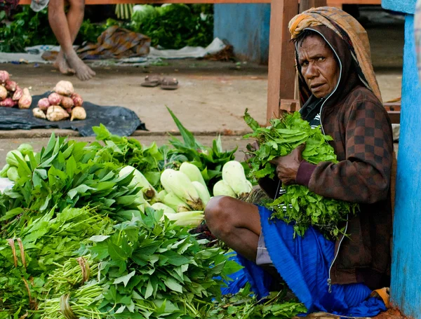 Vegetais verdes exibidos para venda em um mercado local — Fotografia de Stock