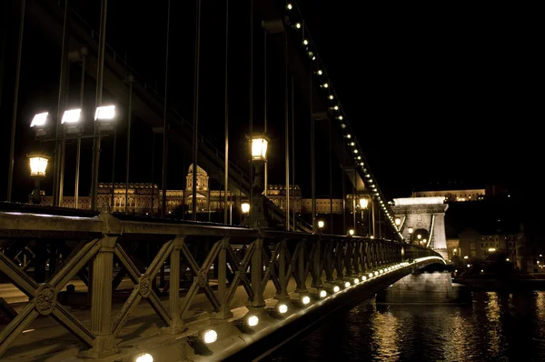 Die kettenbrücke in budapest in der nacht. Sightseeing in Ungarn. — Stockfoto