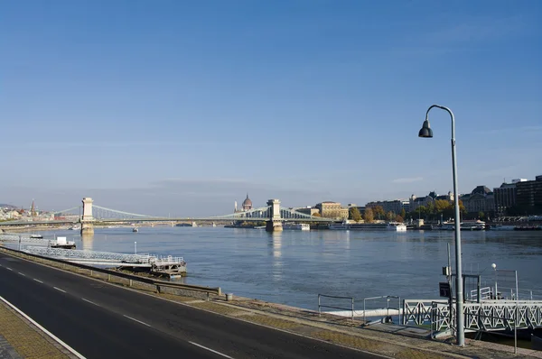 Vista de uma ponte em cadeia em Budapeste, Hungria — Fotografia de Stock