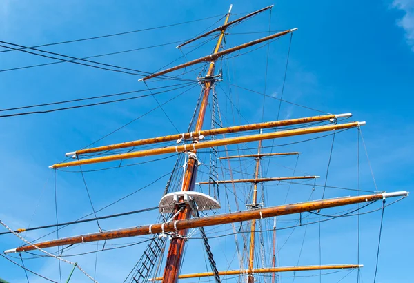 Mât yacht sans voiles contre le ciel bleu — Photo