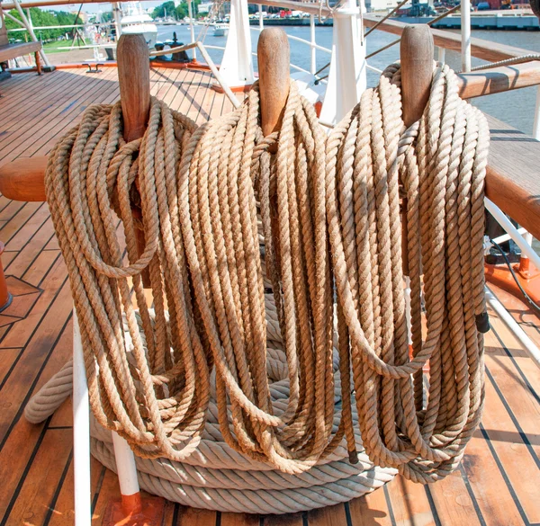 Ropes on a sailboat — Stock Photo, Image