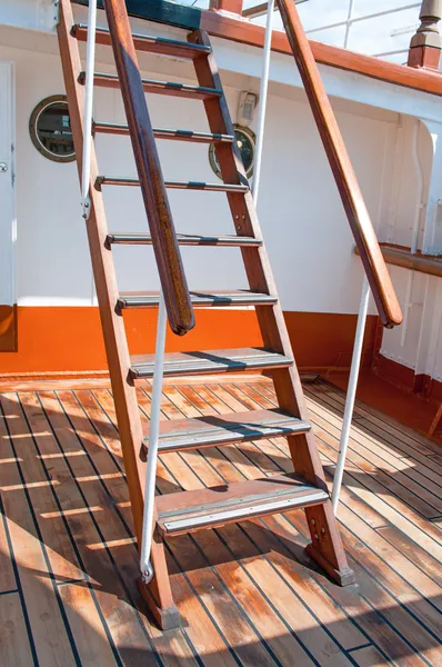 Vieux piège en bois sur le navire — Photo