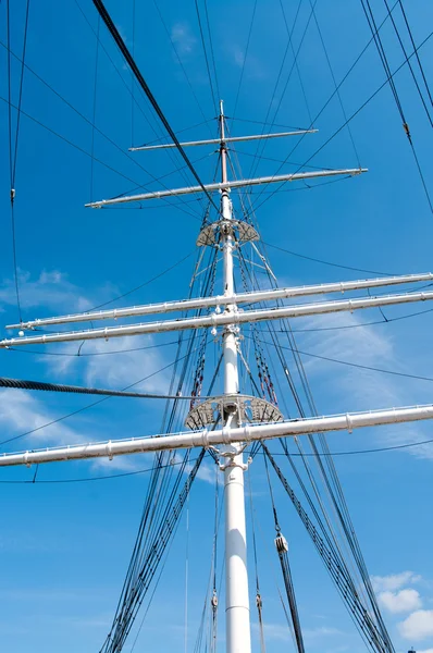 Mast yacht without sails against the blue sky — Stock Photo, Image