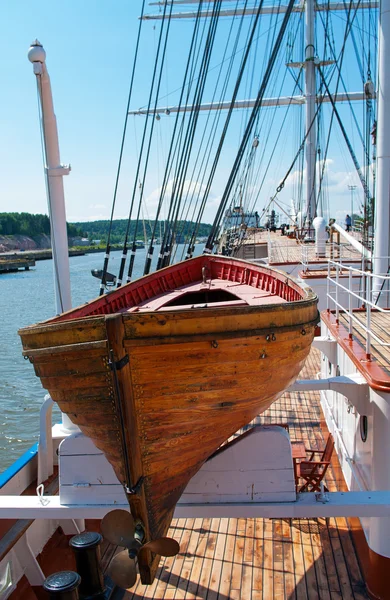 Antiguo bote salvavidas de madera en el barco — Foto de Stock