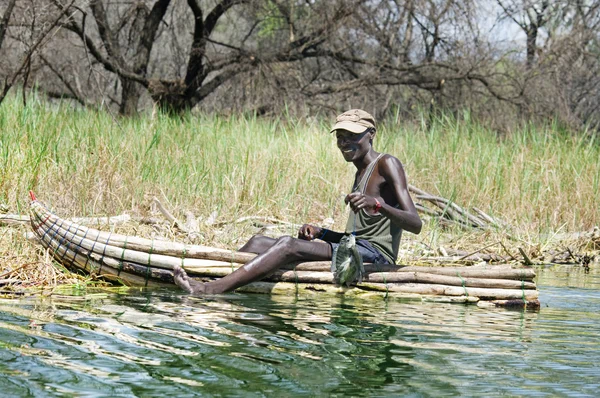 Pescador atrapa un pez — Foto de Stock