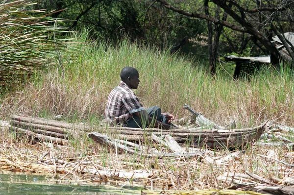 Pescador atrapa un pez — Foto de Stock