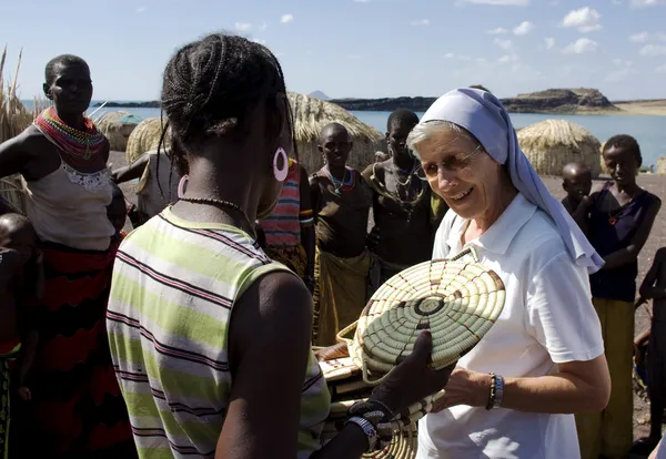 Nuns of Christian church buy handicrafts african tribe — Stock Photo, Image