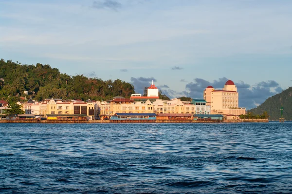 Výhled na nábřeží městě jayapura, Indonésie — Stock fotografie