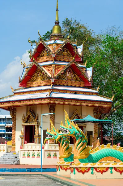 Escultura no templo tailandês Wat Chayamangkalaram na ilha Penang, Malásia — Fotografia de Stock