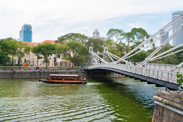 Cavenagh Bridge in Singapore — Stock Photo, Image