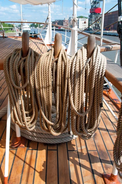 在帆船上的绳索 — 图库照片