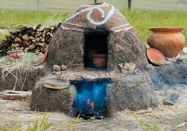 Old ukrainian pottery kiln and pots. — Stock Photo, Image