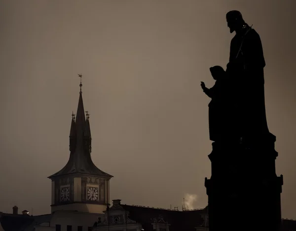 Statuen auf der Karlsbrücke, Prag — Stockfoto