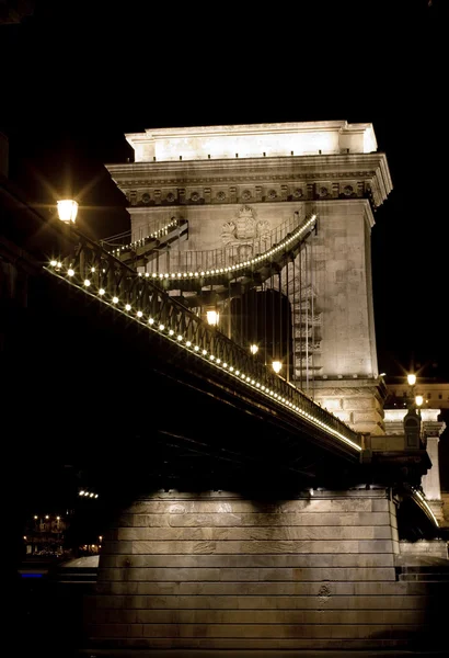 El Puente de las Cadenas en Budapest por la noche. Turismo en Hungría . —  Fotos de Stock