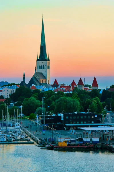 Wieczór lato malowniczy widok w Tallinie, estonia. — Zdjęcie stockowe