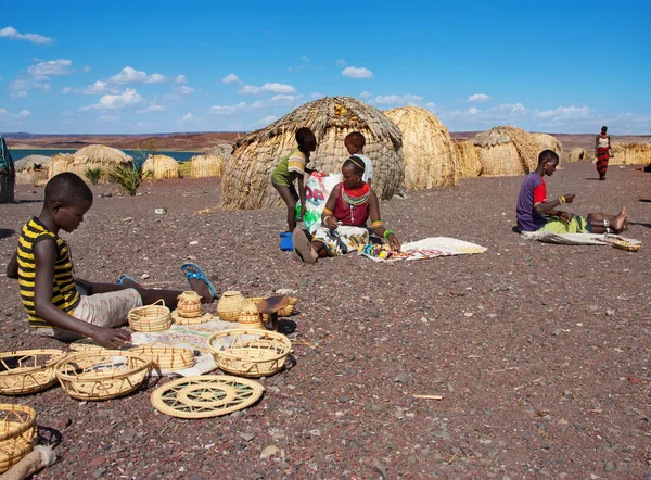 El molo people sells traditional souvenirs — Stock Photo, Image