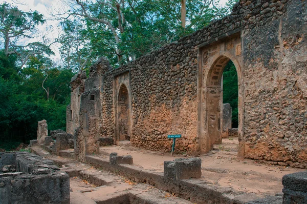 Restos de Gede, perto da cidade Malindi no Quênia, África — Fotografia de Stock