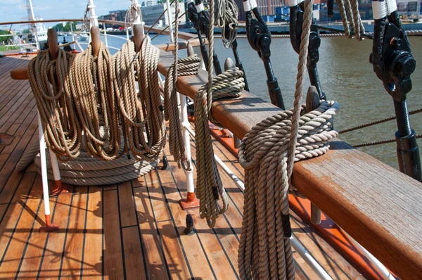 Ropes on a sailboat — Stock Photo, Image