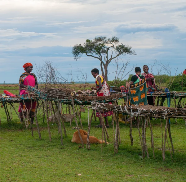 Maasai women sells traditional souvenirs — Stock Photo, Image