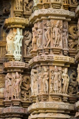 erotik bas Rölyef hindu Tapınağı khajuraho, Hindistan'ın taş oyma