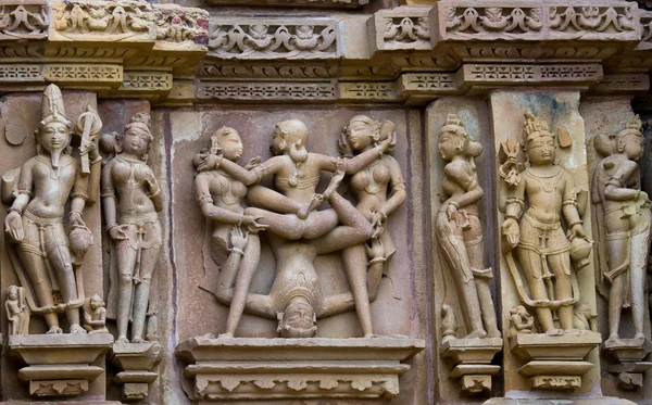 Камень вырезал эротический барельеф в индуистском храме в Кхаджурахо, Индия — стоковое фото