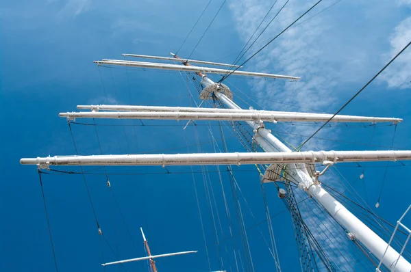 Mast yacht without sails against the blue sky — Stock Photo, Image