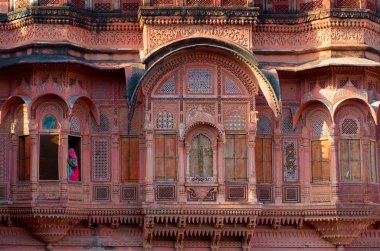 jodhpur, rajasthan, Hindistan mehrangarh kalede penceresinde kadına