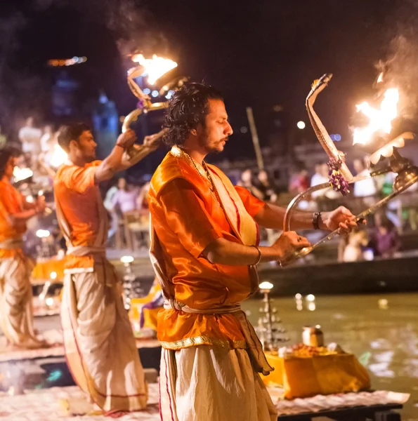 A hindu pap végez a ganga kisló rituális Varanasi. — Stock Fotó
