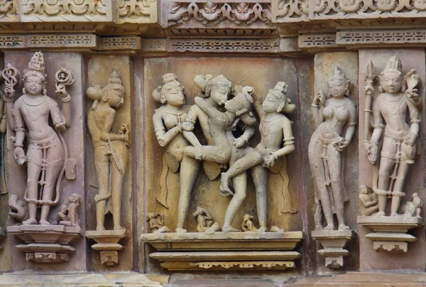 Pedra esculpida baixo relevo erótico no templo hindu em Khajuraho, Em — Fotografia de Stock